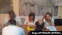 В отличие от прежних выборов, в этот раз в сакребуло войдет гораздо больше представителей оппозиционных партий – это усилит конкуренцию и не даст правящей коалиции жить спокойно и безмятежно