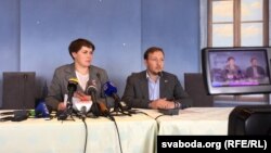 Тацяна Караткевіч і Андрэй Дзьмітрыеў падчас прэсавай канфэрэнцыі па выніках выбараў. Менск, 12 кастрычніка 2015 году