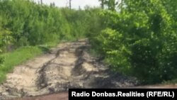 Дорога, насипана через залізничну колію, на південь від Путилівського мосту в Донецьку