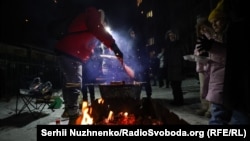 Kyivniñ Darnıtsâ rayonındaki mesken komplekslerinden birinde azbarda barbekü. Dairelerde aş pişirmege bile imkân yoq. Kyiv, 2026 senesi yanvarniñ 18-i