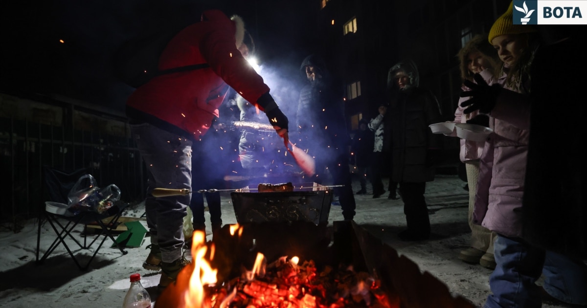 Dritat fiken  rrugët mbushen  Banorët e Kievit festojnë mes sulmeve ruse