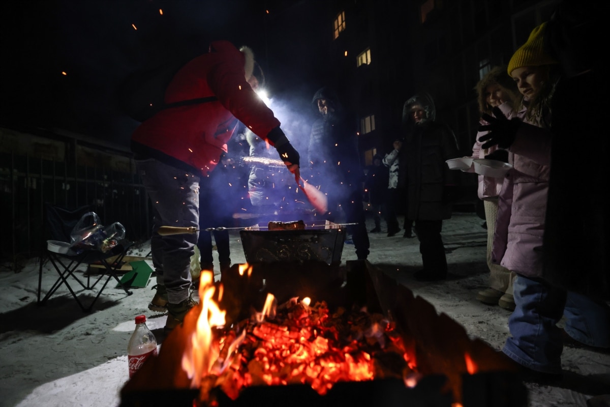 Кияни зібралися на шашлик, танці і співи у дворах багатоповерхівок (фотогалерея)