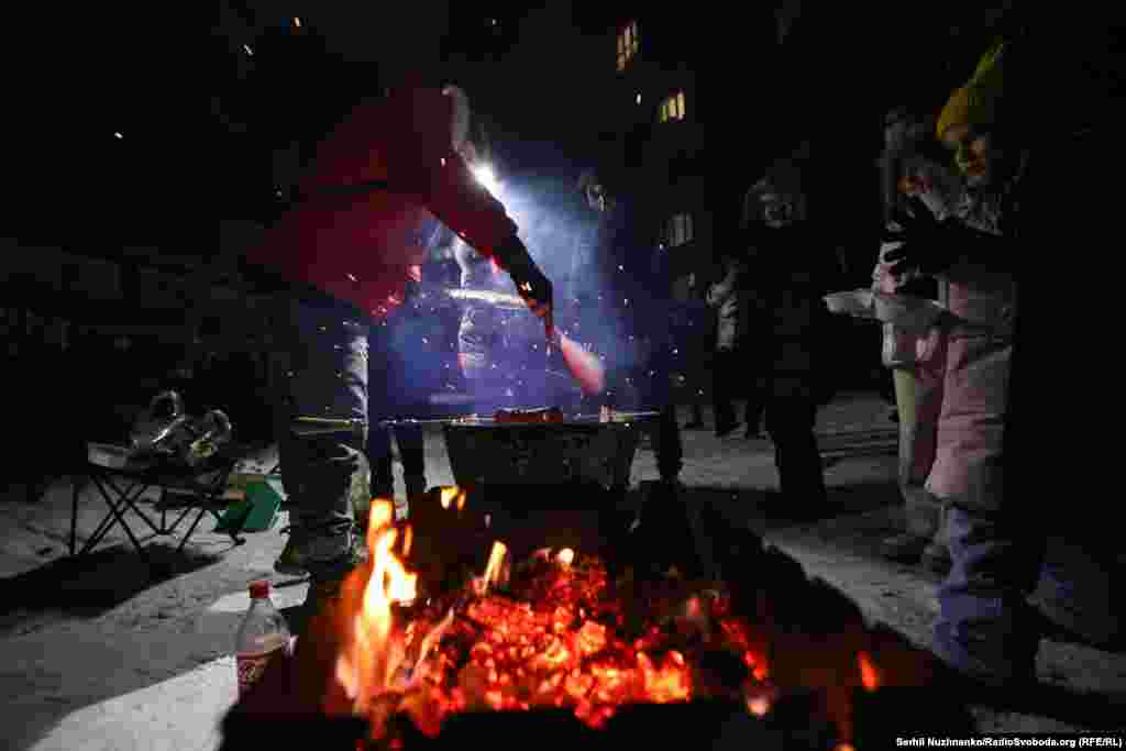 Барбекю у дворі одного з житлових комплексів в Дарницькому районі Києва. У помешканнях часто навіть немає як зараз приготувати їжу. Київ, 18 січня 2026 року