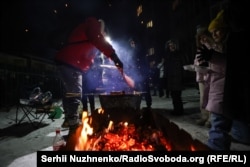 Жители одного из многоэтажных домов Киева жарят шашлыки во дворе, 18 января