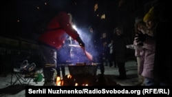 უდენოდ და გათბობის გარეშე დარჩენილი კიეველები ეზოებში ანთებენ ცეცხლს და ისე თბებიან. 2026 წელი. 18 იანვარი