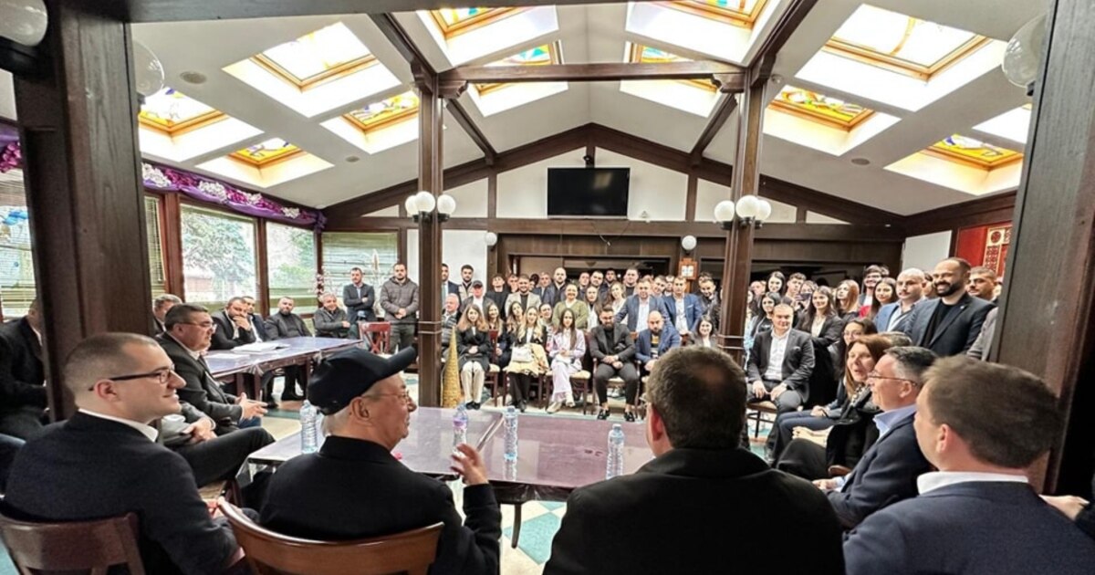 Лидерът на ДПС-ДПС Ахмед Доган, депутати и активисти изненадващо влязоха