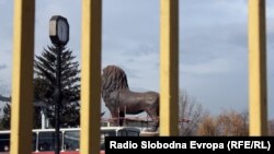 Еден од спомениците на мостот ,,Гоце Делчев"