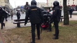 У Білорусі перед акцією опозиції відбуваються масові затримання (відео)