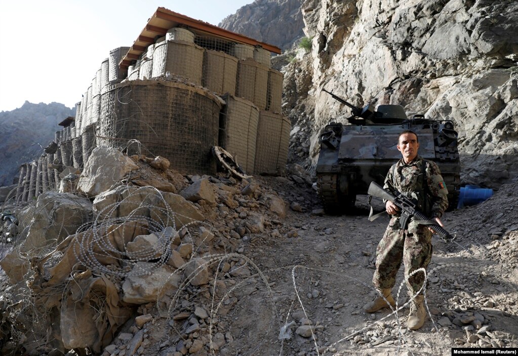 Një ushtar i Ushtrisë Kombëtare të Afganistanit qëndron roje në një pikë kontrolli në autostradën midis Xhalalabadit dhe Kabulit, më 8 korrik.