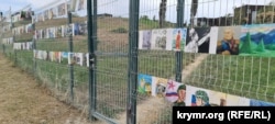Багатометрова виставка малюнків від «Руху Перших» на фестивалі «Таврида.АРТ». Судак, серпень 2025 року