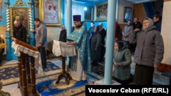 Preotul Alexandru Popa, de la Mitropolia Moldovei, la slujba de duminică în biserica din Dereneu, raionul Călărași, 15 februarie 2026.