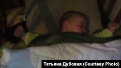 Младенец под двумя одеялами в замерзающей Вихоревке, архивное фото