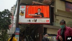 Hong KOng: pe un ecran mare, în oraș, pot fi urmărite lucrările Congresului Național al Poporului de la Beijing, 5 martie 2021