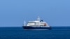 Nava de croazieră MV Hondius, ancorată în largul portului din Praia, capitala Capului Verde, pe 3 mai 2026.