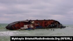 На ліквідацію танкера за загальною процедурою, стверджують в ОДА, може піти щонайменше три місяці