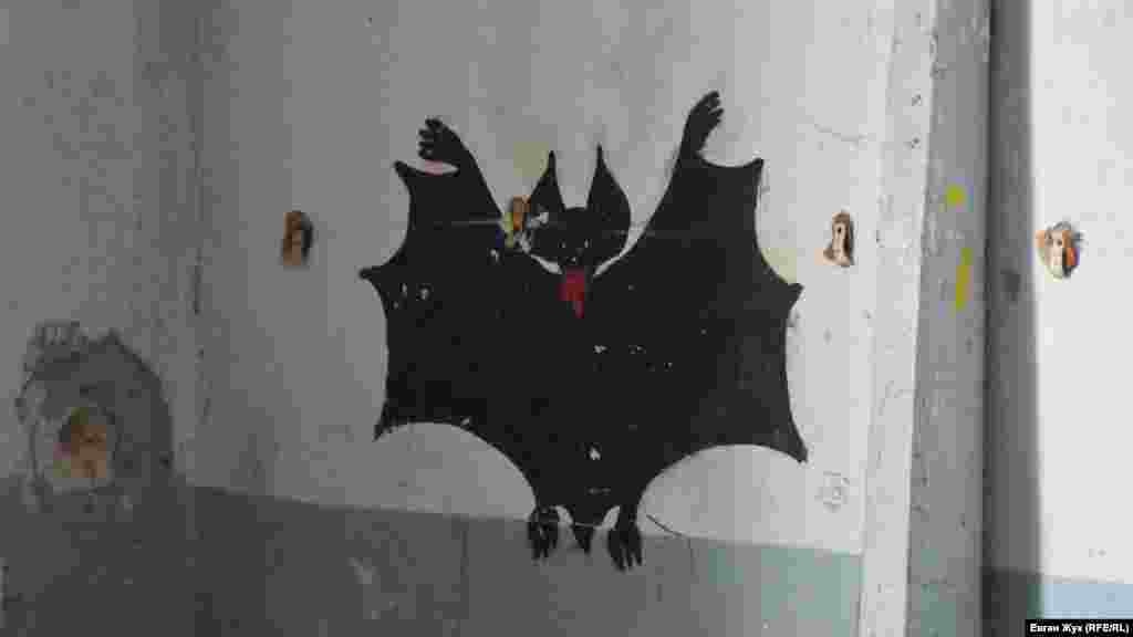 Намальований на стіні кажан-вампір