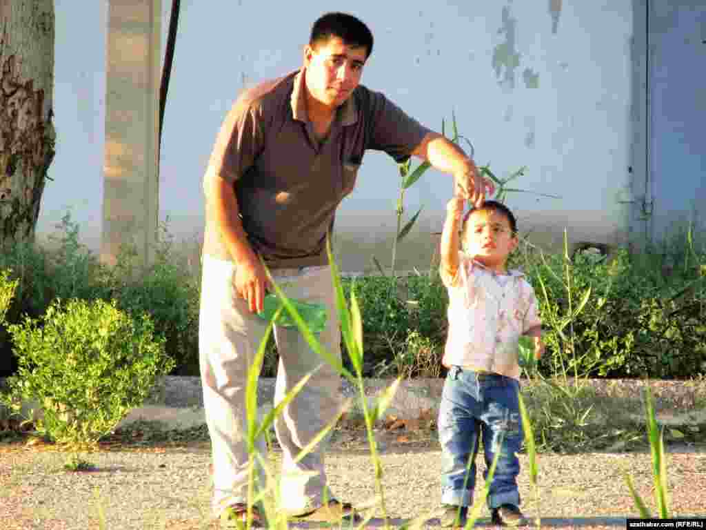 Ata ogluny gezelenje çykardy