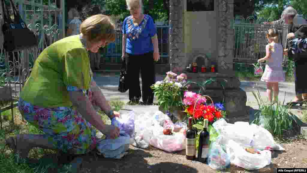 ... pentru sufletul celor plecați, imagini de la Cimitirul Central (str. Armenească)