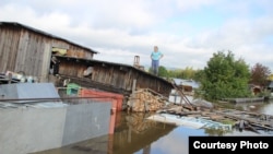 Жители Комсомольска-на-Амуре на крыше затопленного дома