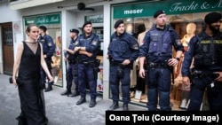 Ministra Oana Țoiu se îndreaptă spre un dineu oficial în timpul unei vizite în Austria, în iulie 2025.