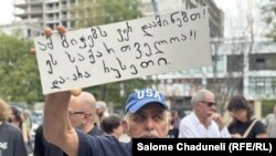 თბილისის საქალაქო სასამართლოში დემონსტრანტების მხარდასაჭერად მისული მოქალაქეები განაჩენს ელიან. 3 სექტემბერი, 2025 წელი 