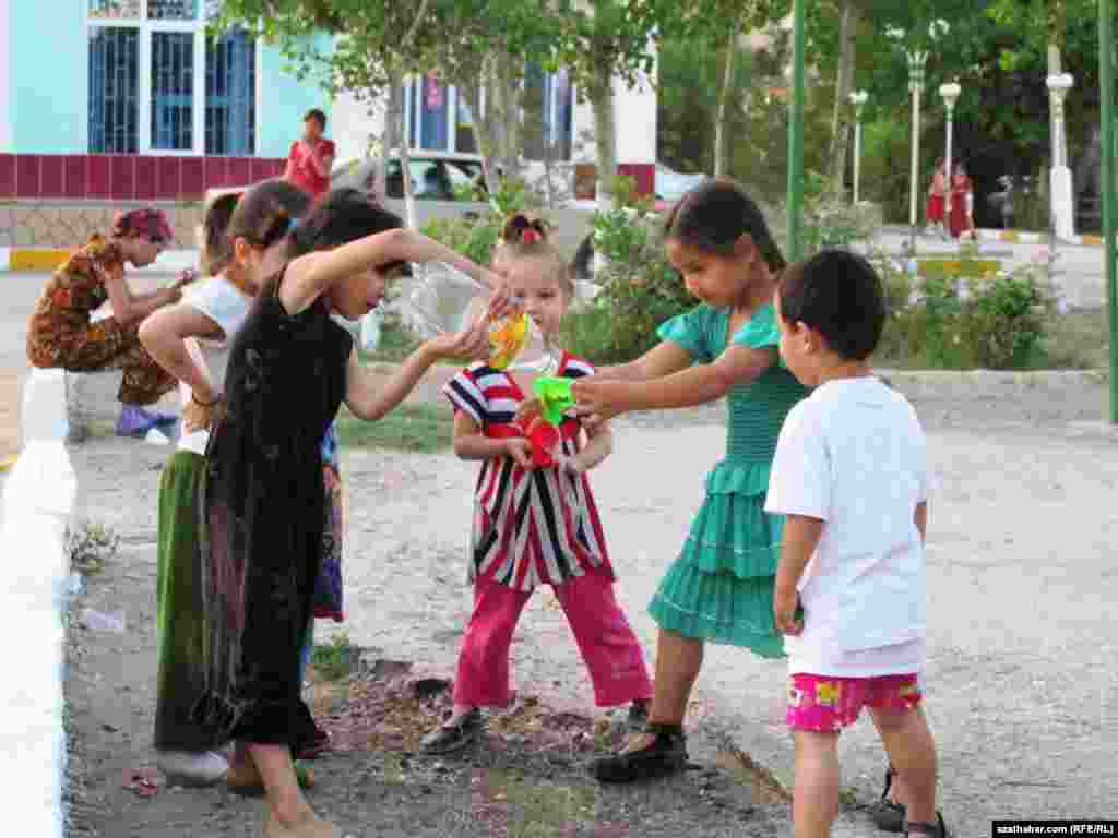 &Yacute;aş t&uuml;rkmenabatlylar