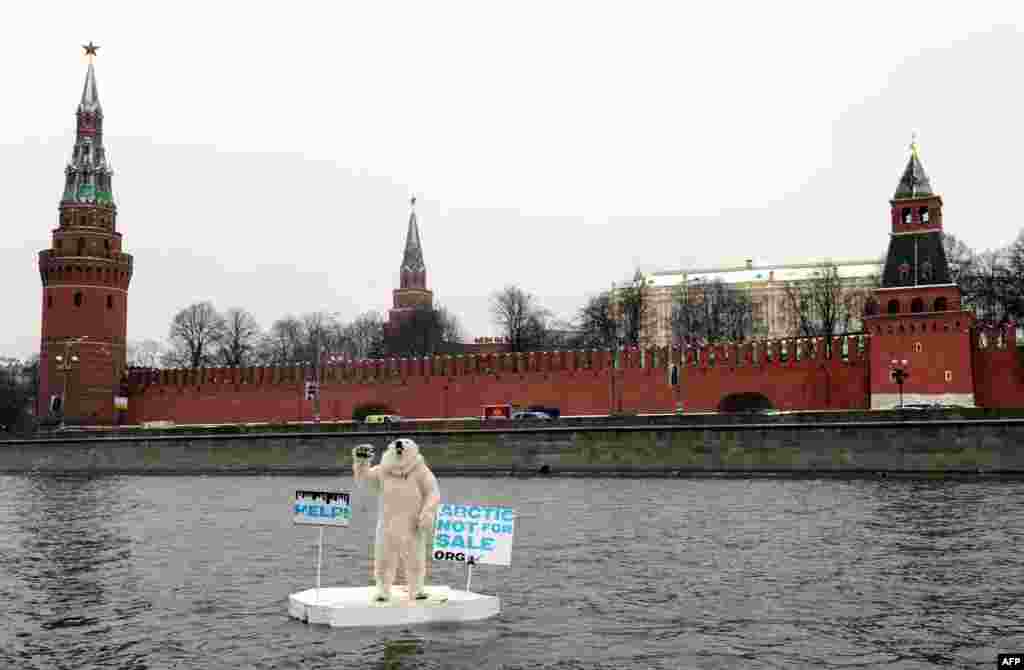 Un activist Greenpeace, protest&acirc;nd &icirc;mpotriva forajului arctic şi consecinţelor dezastruoase ale acestuia asupra mediului. Moscova, 1 aprilie 2013