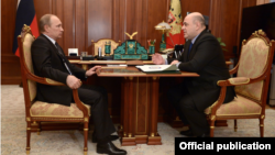 Владимир Путин менен Михаил Мишустин.