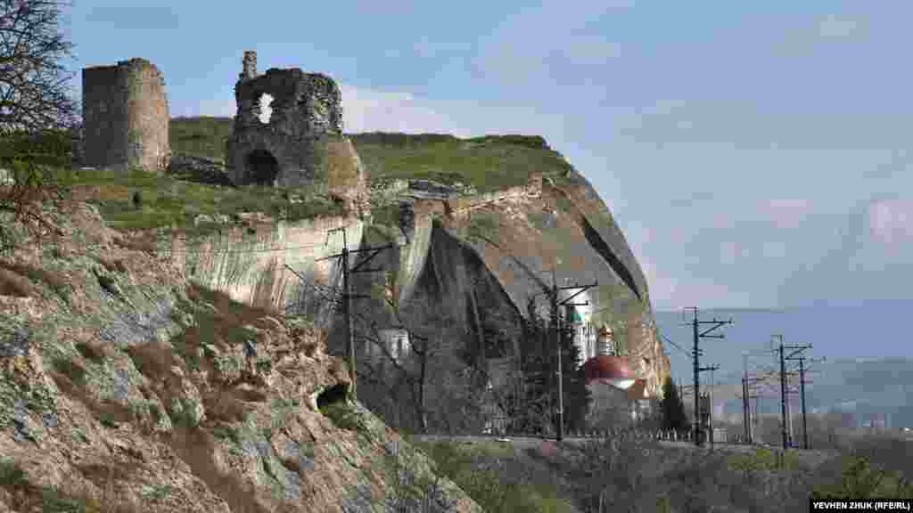 На Загайтанській скелі знаходиться середньовічна фортеця Каламіта, внизу &ndash; Інкерманський Свято-Климентівський печерний монастир​ &nbsp;