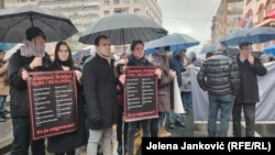 Studenti i aktivisti na Studentskom trgu u Beogradu nose transparente na kojima piše "Zastani, Srbijo!", 22. novembar 2024.