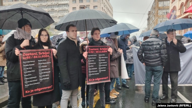 Studenti i aktivisti na Studentskom trgu u Beogradu nose transparente na kojima piše "Zastani, Srbijo!", 22. novembar 2024.