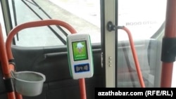 Aşgabadyň awtobuslarynyň birinde plastik kartlardan tölegleri kabul edýän enjam. 3-nji oktýabr, 2017 ý. Aşgabat.