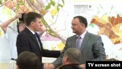 Dorin Chirtoacă şi Igor Dodon (dreapta)