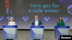 European Commission President Ursula von der Leyen, European Commission Vice-President Frans Timmermans, and EU energy policy chief Kadri Simson hold a news conference in Brussels on July 20.