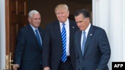 Майк Пенс (зліва), Дональд Трамп та Мітт Ромні на виході з будівлі гольф-клубу Трампа «Бедмінстер», штат Нью-Джерсі, 19 листопада 2016 року