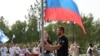 На подвірʼї місцевої церкви в окупованому Мелітополі піднімають російський триколор