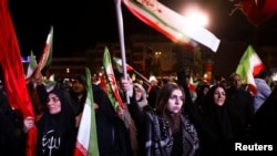 Мардум дар хиёбонҳои Теҳрон пас аз эълони оташбас дар ҷанг миёни Эрон ва Амрико. 8 апрел, 2026.