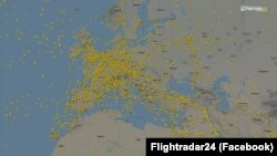 Flightradar24 сайты дүйнөдөгү бардык учактардын учуусун онлайн көрсөтүп турат. Иллюстрациялык сүрөт.