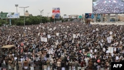 Pristalice jemenskih pobunjenika Huta, koji podržava Iran, na skupa protiv, kako su naveli pobunjenici, ograničenja koja je koalicija predvođena Saudijskom Arabijom uvela u područjima Jemena pod kontrolom Huta, Sana 17. jul 2026.