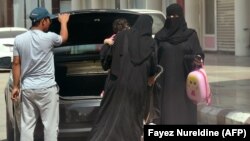 Սաուդյան Արաբիա - Կանայք մայրաքաղաք Էր-Ռիյադի փողոցներից մեկում, արխիվ