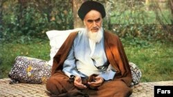 آیت الله روح الله خمینی، بنیانگذار جمهوری اسلامی ایران