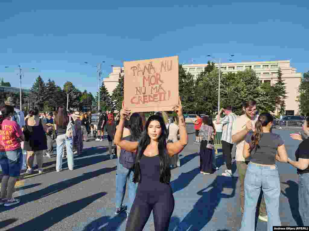 „Până nu mor, nu mă credeți”, strigă mesajul mut al tinerei aflate la protestul din Piața Victoriei.