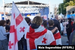 "ქართული ოცნების" მხარდამჭერები საქართველოს დროშებით.