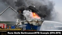 «Бухта наездник» кемасидаги ёнғинни ўчириш пайти.