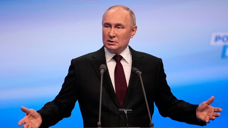Путин бори панҷум дар курсии президентӣ савганд ёд мекунад