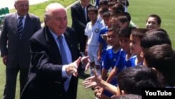 FIFA раҳбари Йозеф Блаттер Тошкентда ўзбекистонлик ёш футболчилар билан учрашмоқда.