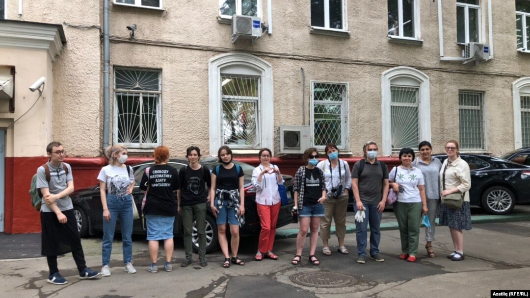 Азат Мифтаховка теләктәшлек белдереп мәхкәмә утырышына килүчеләрнең бер өлеше