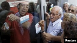 Հերթ հունական բանկերից մեկի մոտ՝ գումար ստանալու ակնկալիքով, 29-ը հունիսի, 2015թ.