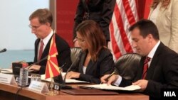 Ambasadori amerikan në Shkup, Pol Uollers, ministri i Drejtësisë, Blerim Bexheti, dhe ministrja e Punëve të Brendshme, Gordana Jankullovska.