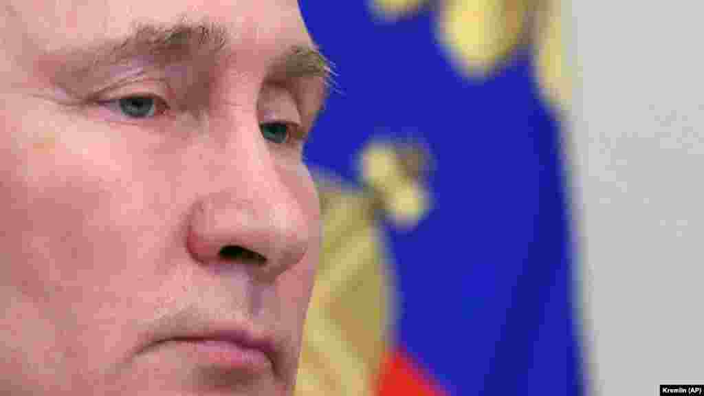 РУСИЈА - Рускиот претседател Владимир Путин нареди следната недела да старува масовната вакцинација и здравствените власти да ја отворат програмата за вакцинација за сите Руси.